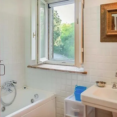 Con Piscina Privata 度假居 *